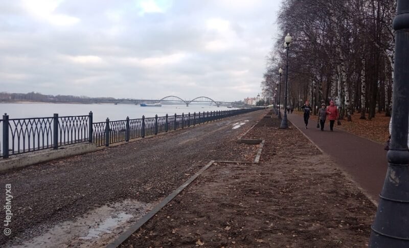 В Волжском парке начали асфальтировать тротуары. В администрации сказали, что два участка им не понравились