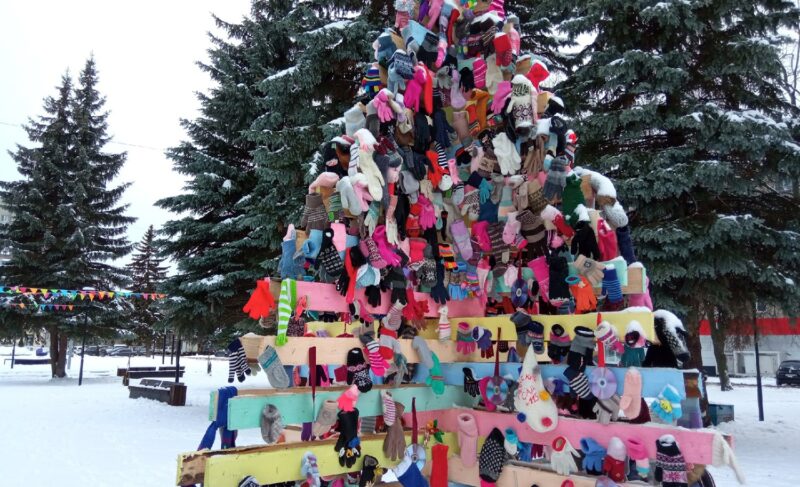 Новогоднее настроение: Рыбинск украшают две необычные ёлки. Одна из них появилась впервые, вторая — «растёт»