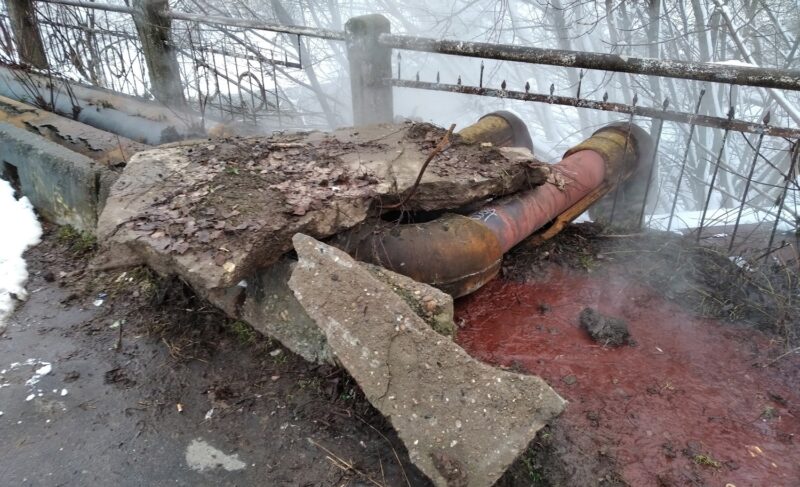 На мосту через Черёмуху несколько дней течёт горячая вода. Почему возникли проблемы с устранением утечки