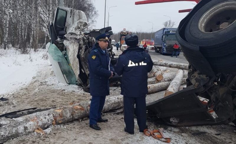 Под Ростовом автобус с детьми столкнулся с лесовозом. Есть пострадавшие