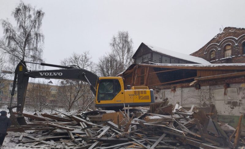 На Стрелке сносят здания, построенные в конце 19-го века. Общественники просят остановить работы