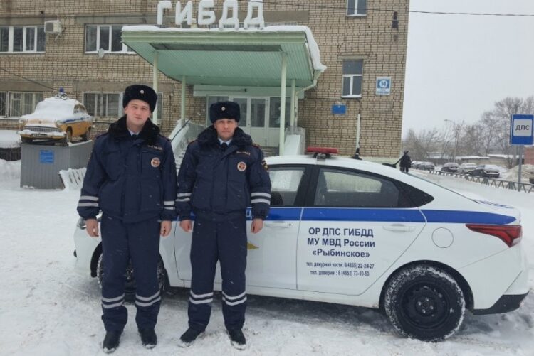 В Рыбинске инспекторы ГИБДД получили благодарность от родных пенсионерки, спасённой при пожаре