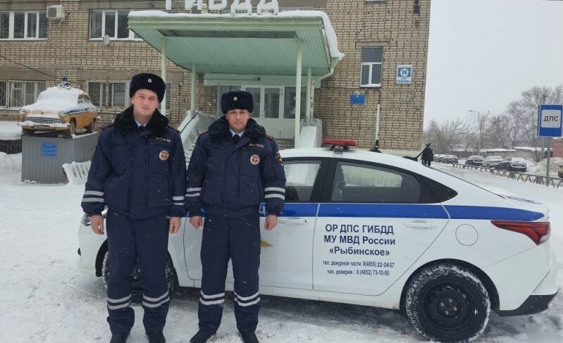 В Рыбинске инспекторы ГИБДД получили благодарность от родных пенсионерки, спасённой при пожаре