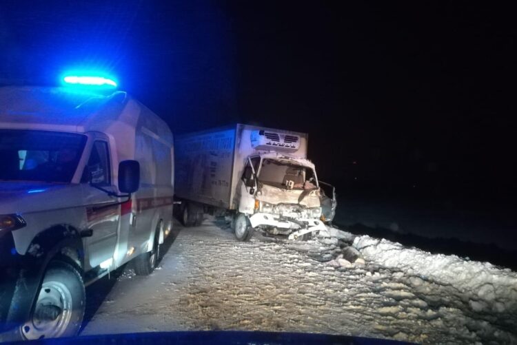 На дороге Рыбинск — Ярославль грузовик столкнулся с экскаватором. Одного из водителей госпитализировали