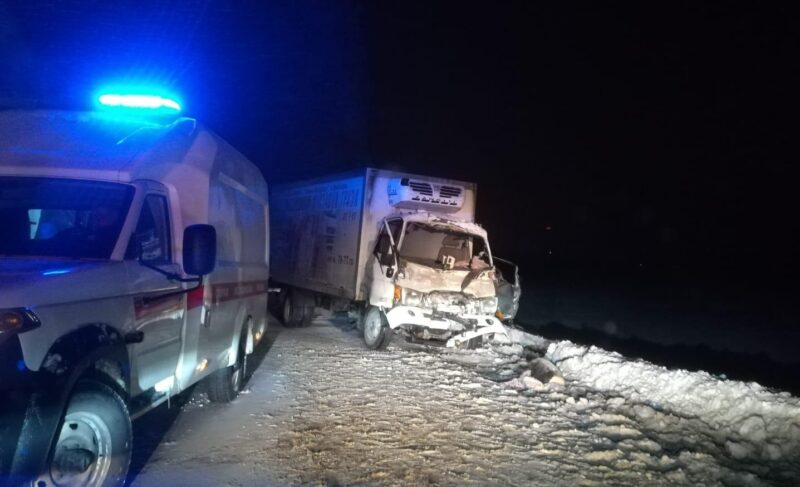 На дороге Рыбинск — Ярославль грузовик столкнулся с экскаватором. Одного из водителей госпитализировали