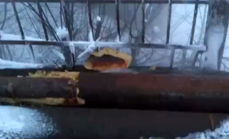 На мосту через Черёмуху снова течёт горячая вода