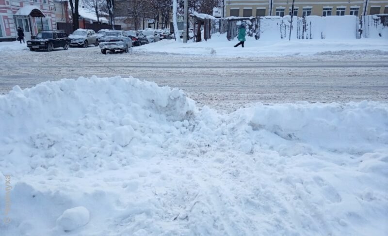 Застрявшие машины и сугробы на парковках. Рыбинцы говорят о проблемах с зимней уборкой