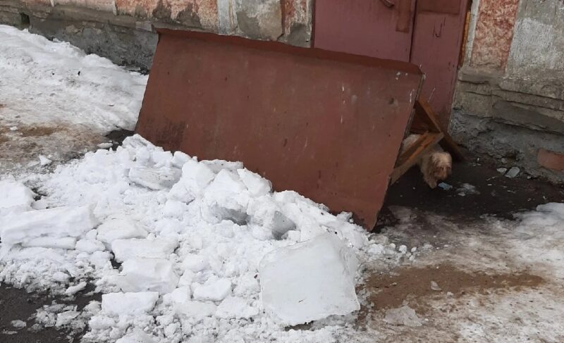 На Баженова упавший снег сломал козырёк у подъезда. Оплатить работы придётся жителям?