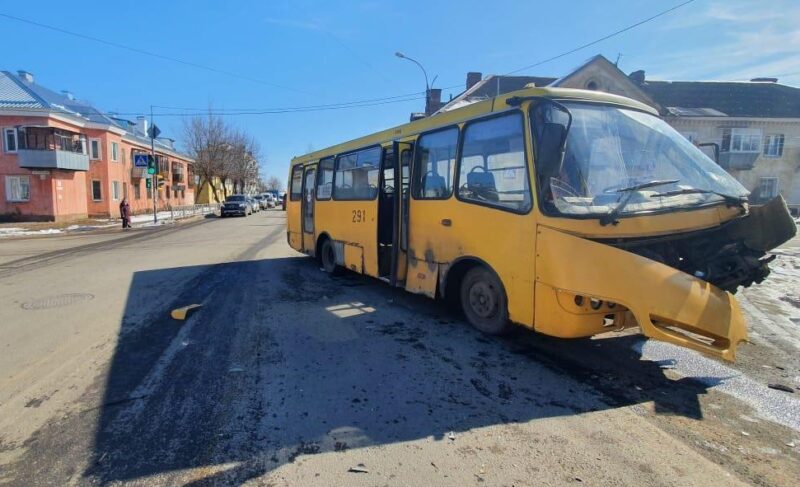 Мужчина без прав врезался в автобус и оказал сопротивление полицейским