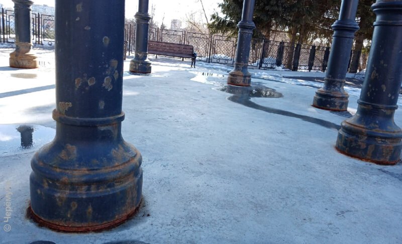 Коррозия металла: ротонда на Бульварной покрылась ржавчиной. Фото