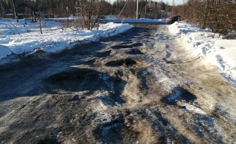 «Лунные кратеры» в Копаево. Жители Семёновской уже несколько лет ждут ремонта дороги