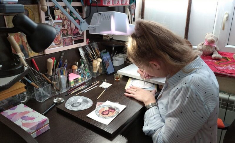 Помог соцконтракт: Софья Малинина из Рыбинска открыла художественно-ювелирную мастерскую