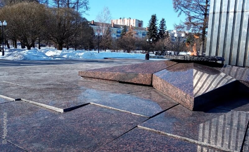 Облицовка снова отваливается, на звезде появилась трещина. Состояние Вечного огня в Рыбинске после зимы