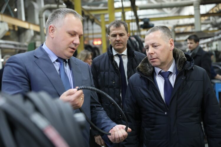 Михаил Евраев посетил «Резинотехнику». На заводе освоили уникальную для России технологию