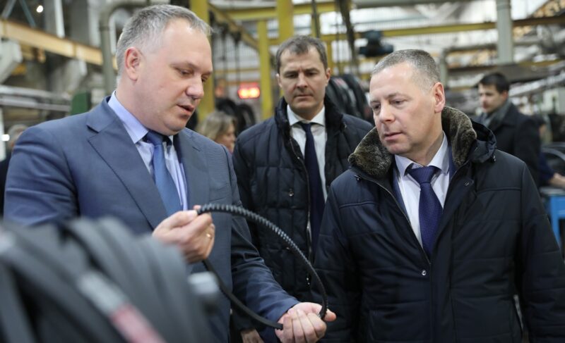 Михаил Евраев посетил «Резинотехнику». На заводе освоили уникальную для России технологию