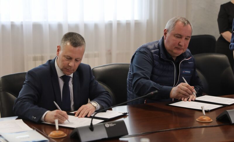 Михаил Евраев и Дмитрий Рогозин подписали соглашение о сотрудничестве региона с Роскосмосом