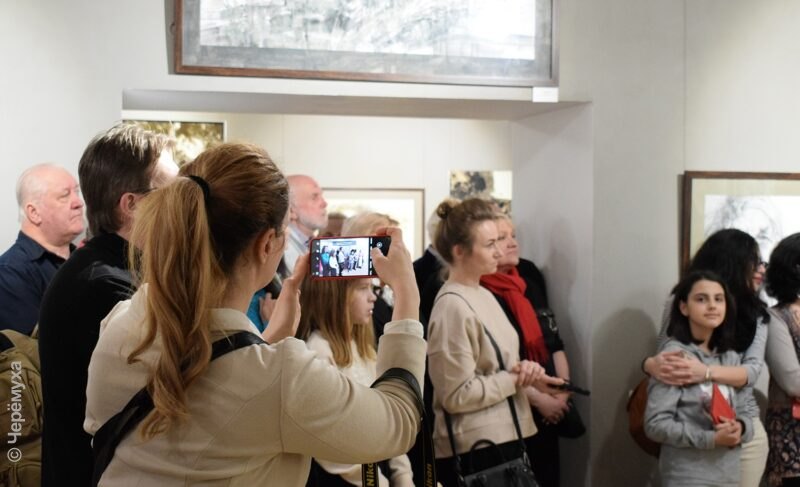 «…временно недоступен». В музее-заповеднике открылась выставка Сергея Гусарина. Она против цифровой зависимости и за живое общение