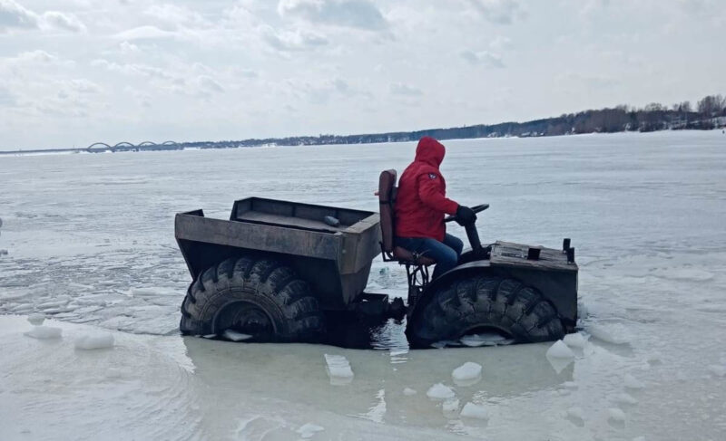 На Волге под лёд провалился каракат