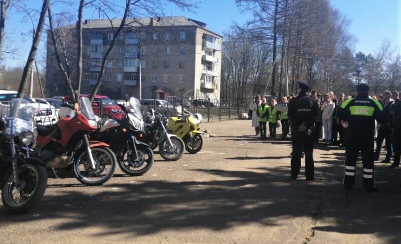 Истории из жизни и правила. Сотрудники ГИБДД и мотоциклисты пообщались со школьниками