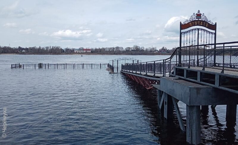 Рыбинское водохранилище ещё наполняется, а причал уже под водой. Фото
