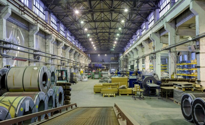 «Накручивай гайки, а не лайки»: блогерам предлагают освоить рабочие специальности и обещают трудоустроить