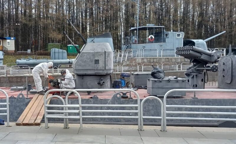 Сотрудники «Вымпела» реставрируют катер в музее на Поклонной горе