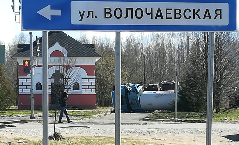 Водителя опрокинувшегося на Окружной ЗИЛа госпитализировали. Автомобиль перевозил газ