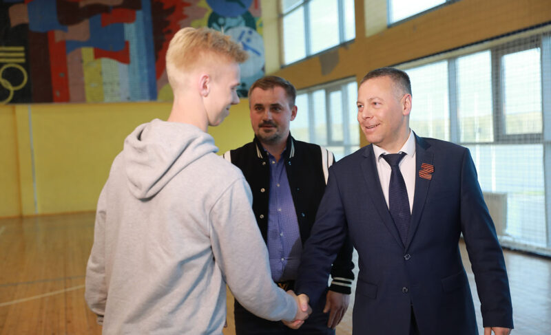 «Полёт» для «Полёта»: врио губернатора Михаил Евраев встретился с хоккеистами рыбинской молодёжной команды