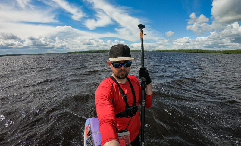 Блогер из Белоруссии сплавляется по Волге на сапсёрфе. Скоро он должен прибыть в Рыбинск