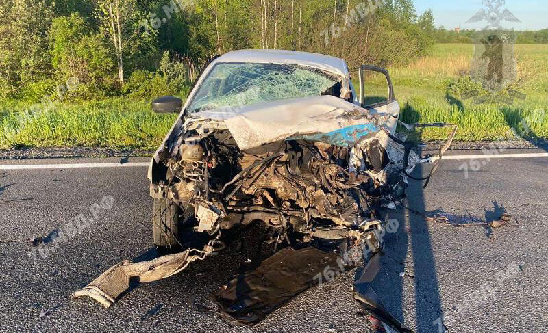 На дороге Рыбинск — Ярославль столкнулись такси и грузовик. Погиб мужчина