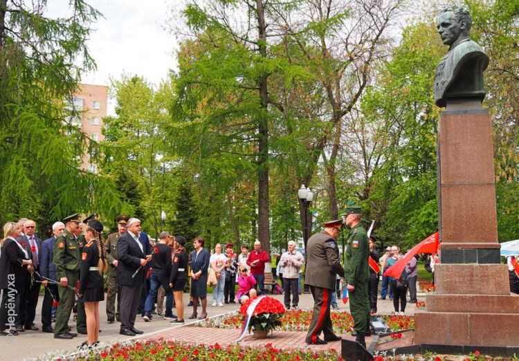 Митинг, возложение цветов и забег. В Рыбинске отметили 125-летие со дня рождения генерала Батова