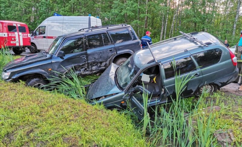Столкновение на переезде, ДТП в Максимовском и автобус в кювете: сводка происшествий на дорогах