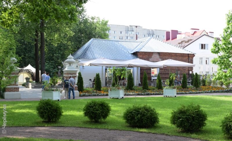 В Карякинском саду открылось кафе. В администрации Рыбинска объяснили, почему здание передали без торгов