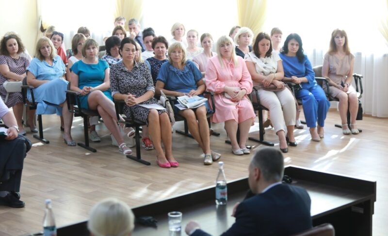 Деньги на спецтранспорт и госзакупки. О чём работники соцсферы спрашивали врио губернатора