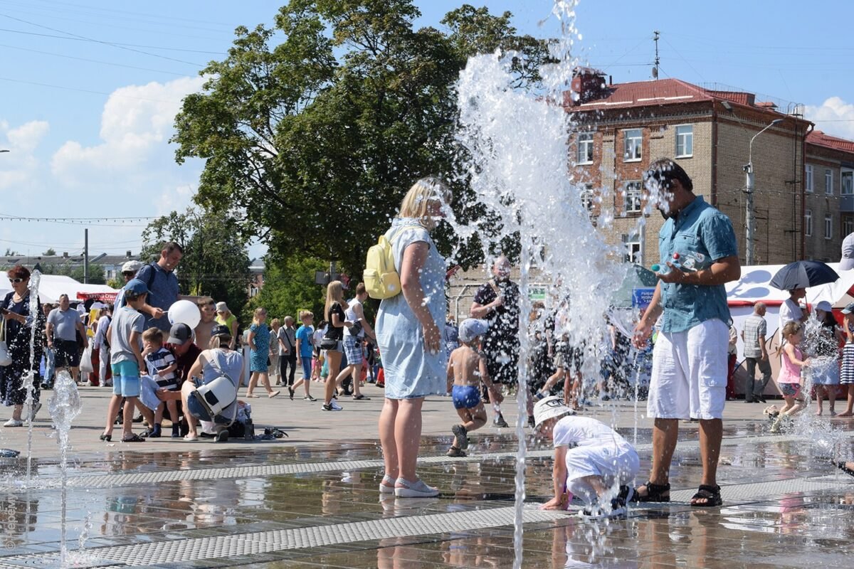 Цветы, пирог, праздник! Рыбинск отмечает День города. Фоторепортаж |  Черёмуха