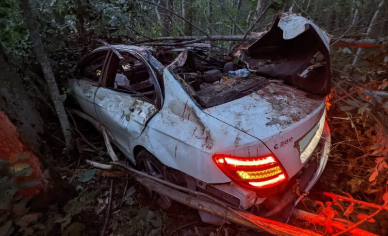 В ДТП на ярославской трассе погибла девушка. Мужчина серьёзно пострадал