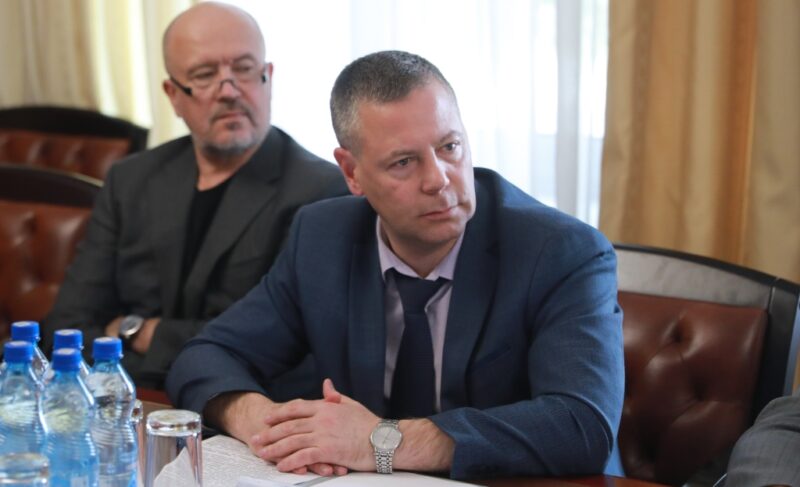 Михаил Евраев поручил установить на школах мемориальные доски в память военнослужащих, погибших во время СВО