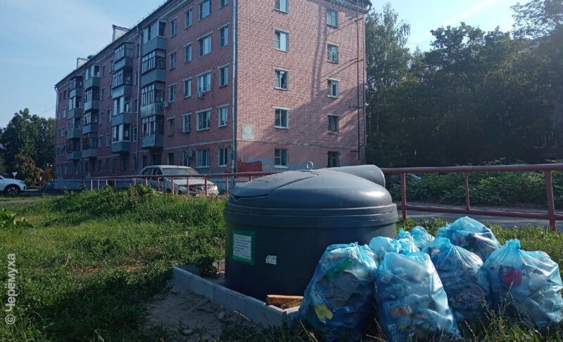 На Аллее Славы снова скопился мусор. Кажется, установка заглублённого контейнера не помогла. Фото