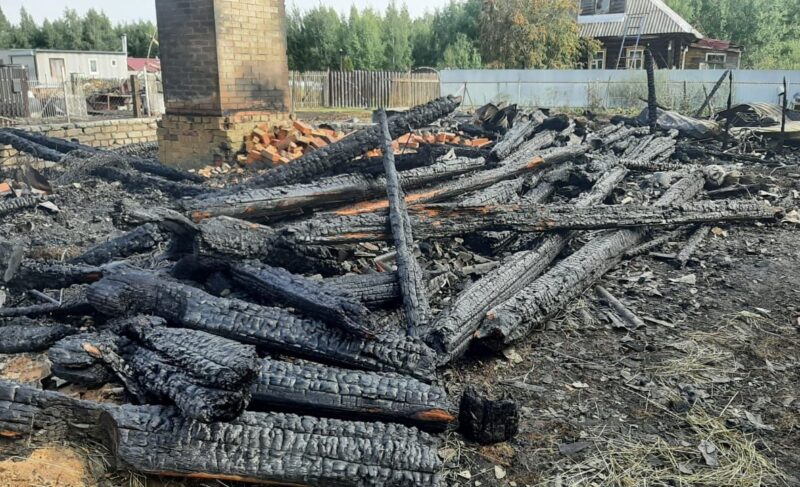 В Рыбинском районе сгорели два дома. Погибла женщина