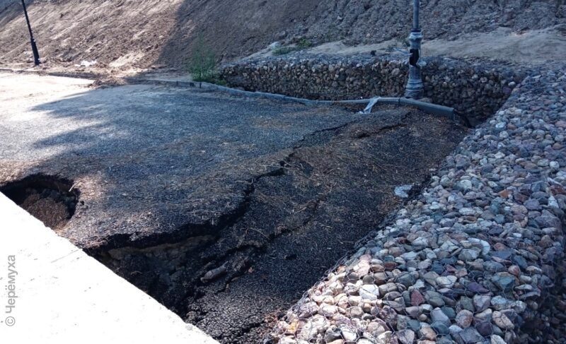 На обновлённой набережной в районе Стрелки провалился асфальт