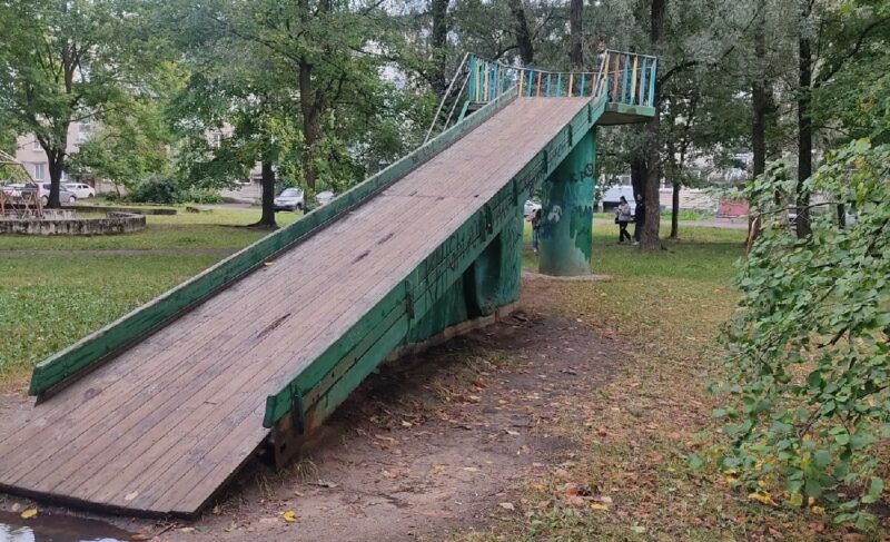 Горку на улице Рокоссовского обнесли лентой. В администрации Рыбинска говорят, что решение о сносе пока не принято