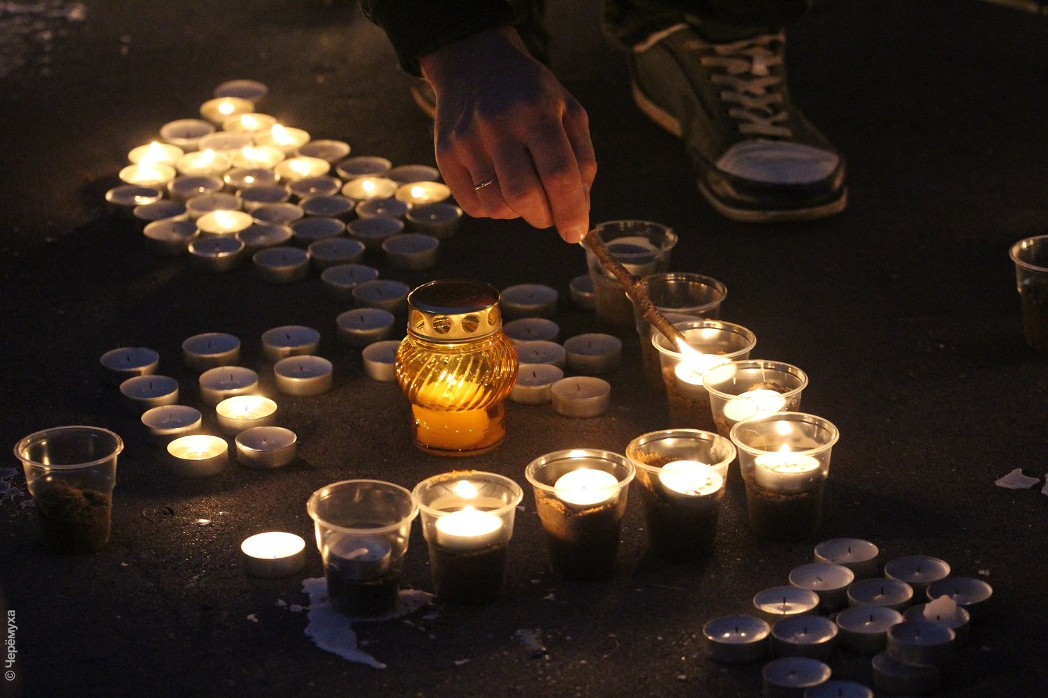 Зажгем свечи. Ижевск свеча памяти. Свеча памяти фото. Зажженная свеча памяти на улице. Свеча памяти жертв трагедии.