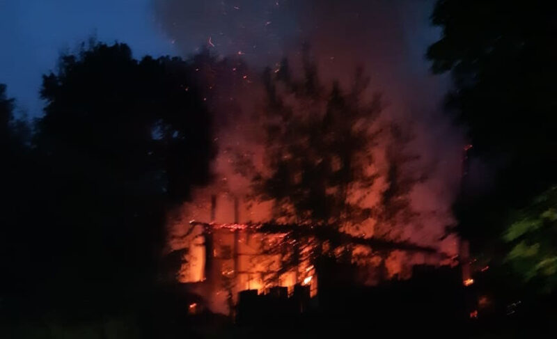 Пожар в автосервисе под Рыбинском: сгорели четыре машины, семь повреждены