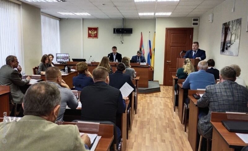 Депутаты согласовали сокращения в администрации Рыбинска. Они затронут три подразделения