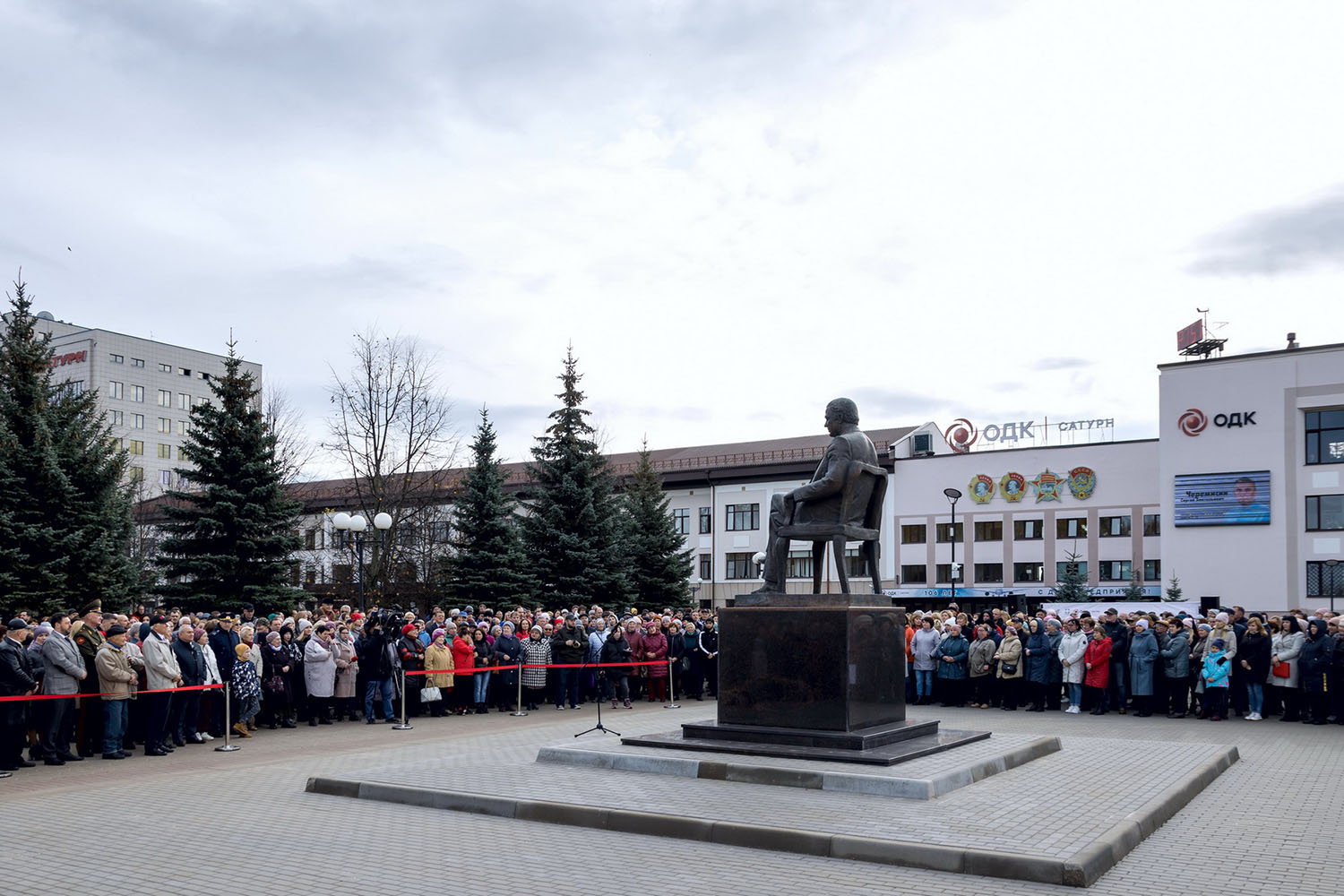 Соловьев рыбинск. Рыбинск аллея на Сатурн. Памятник Павлу Соловьеву в Рыбинске.