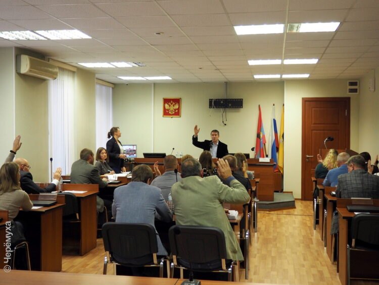 Муниципальный Совет рассмотрит вопрос о досрочном прекращении полномочий Игоря Вараткова и Галины Гусевой