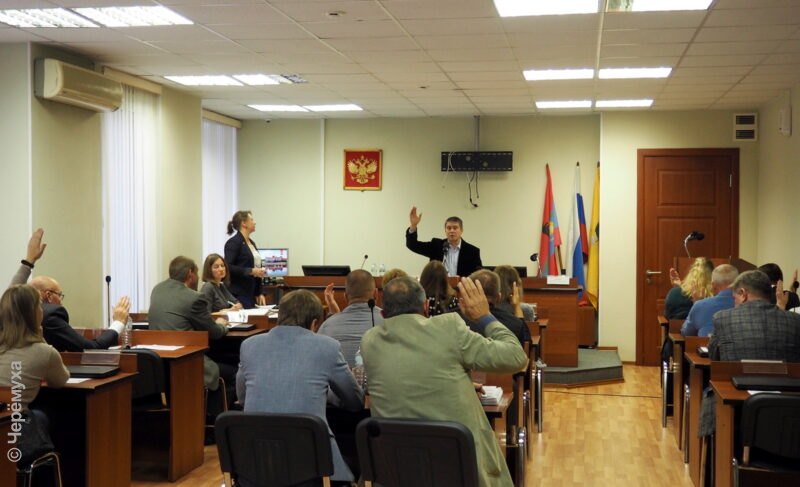 Муниципальный Совет рассмотрит вопрос о досрочном прекращении полномочий Игоря Вараткова и Галины Гусевой