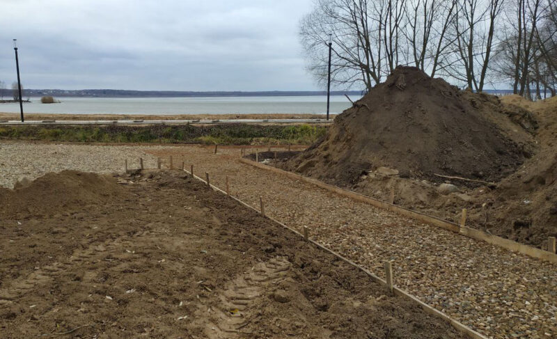 Работы по благоустройству берега Плещеева озера приостановили из-за подрядчика
