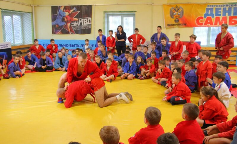 Мастер-класс от чемпиона, золото из бассейна, заливка ледовых площадок: новости о спорте