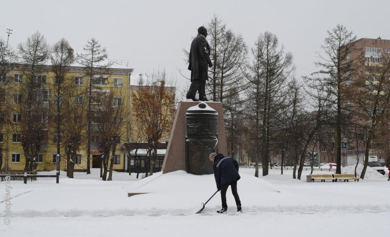 Уборку — активизировать! Губернатор поручил увеличить число дворников